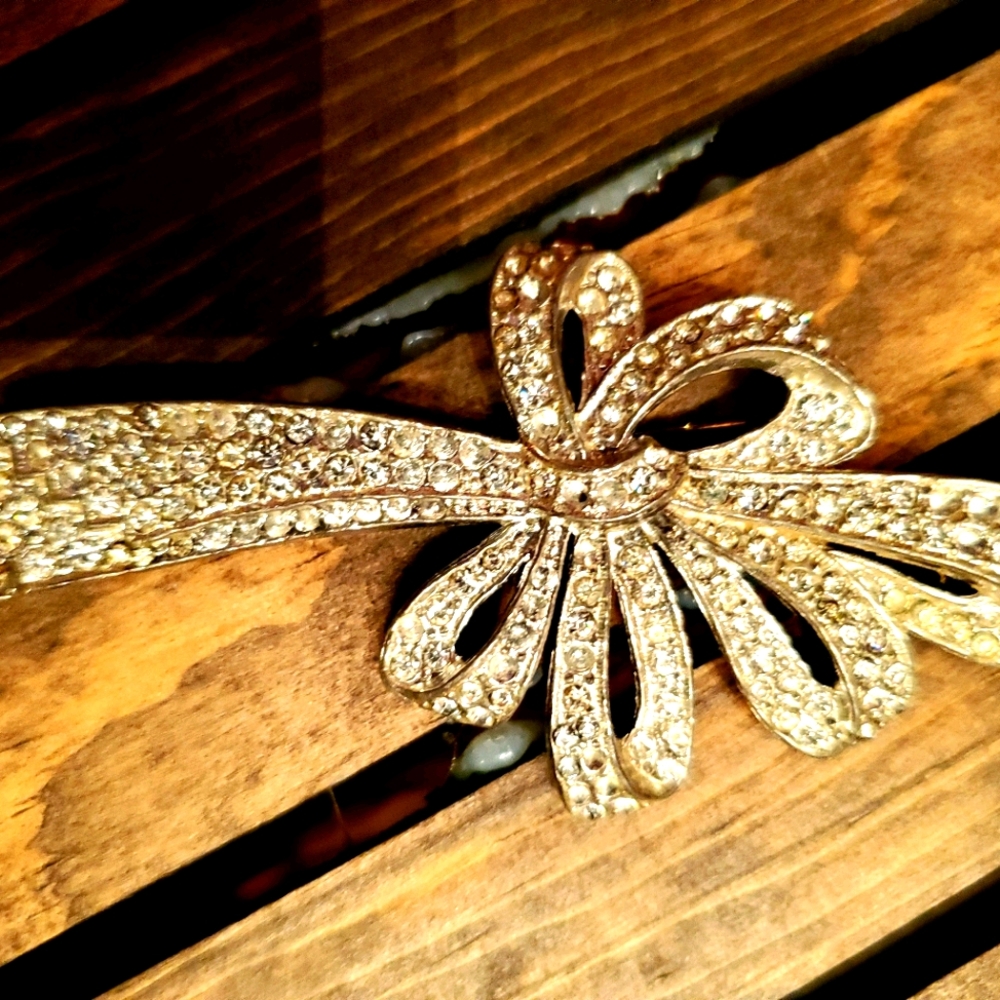 Gorgeous Vintage Ribbon Rhinestone Brooch